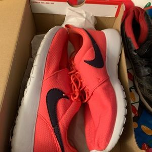 NIKE ROSHE ONE big kids 6Y box